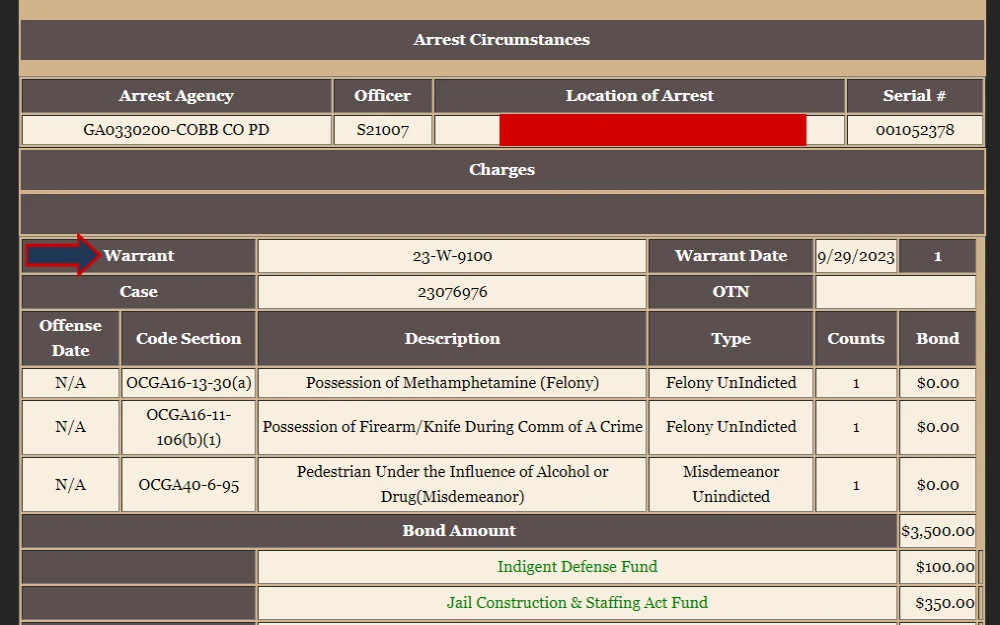 A screenshot of the inmate details from the Cobb County Sheriff's Office page shows the arrest circumstances, charges and bond amount fields, with an arrow pointing to the warrant information.